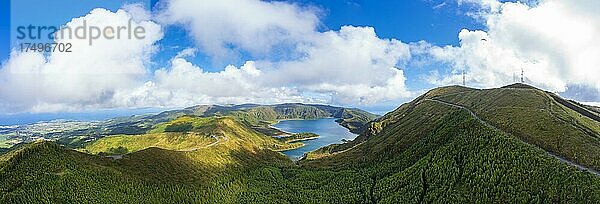 Drohnenaufnahme  Bergstraße zum Gipfel des Pico da Barrosa und Blick zum Kratersee Lagoa do Fogo  Insel Sao Miguel  Azoren  Portugal  Europa