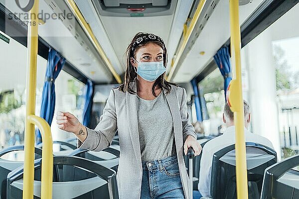 Junge Frau mit Schutzmaske auf Reisen im Bus in Faro  Portugal  Europa