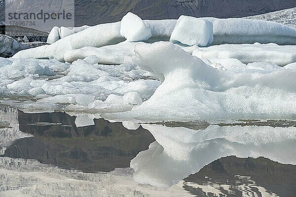 Eislagune Fjallsárlón  Eisschollen vor Gletscher Vatnajökull  Hornafjörður  Island  Europa