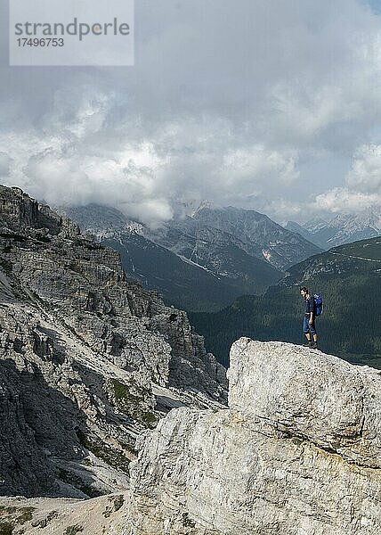 Wanderer auf einem Felsen  Auronzo di Cadore  Belluno  Italien  Europa