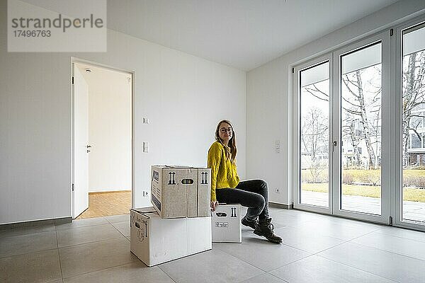 Junge Frau zieht in eine leere Wohnung ein  Wohnungsumzug  Deutschland  Europa