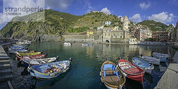 Fischerboote im Hafen  Vernazza  Provinz La Spezia  Italien  Europa