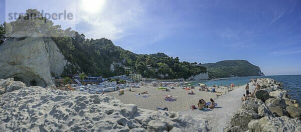 Stadtstrand von Sirolo  Provinz Ancona  Italien  Europa