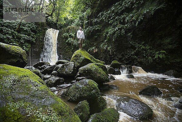 Wanderer steht beim Wasserfall Salto do Prego  Faial da Terra  Sao Miguel  Azoren  Portugal  Europa