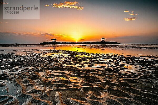 Strand mit Tempel im Wasser bei Sonnenaufgang  Sanur  Bali  Indonesien  Asien