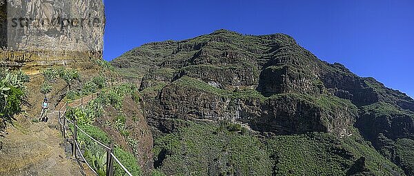 Spektakulärer Wegverlauf im Barranco Guarimar  Alajeró  La Gomera  Spanien  Europa