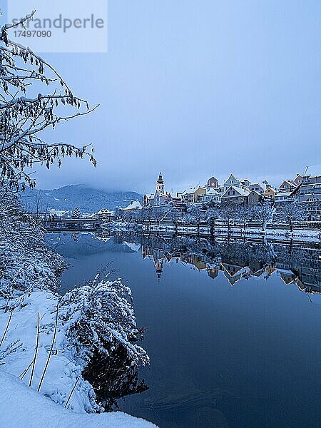 Weihnachtlich beleuchtete Häuserfassade von Frohnleiten spiegelt sich im Fluss Mur  Frohnleiten  Steiermark  Österreich  Europa