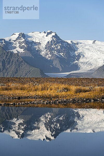 Spiegelung in einem See  Blick auf Gletscherzungen und Berge  Gletscherzungen am Vatnajökull Gletscher  Berg Kristínartindar  Vatnajökull-Nationalpark  Austurland  Island  Europa
