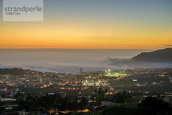 Blick auf den Ort in der Abenddämmerung  Los Llanos  La Palma  Spanien  Europa