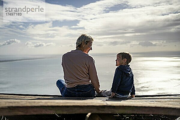Mutter und 3 Jahre alter Sohn unterhalten sich bei schönem Meerblick  Portugal  Europa