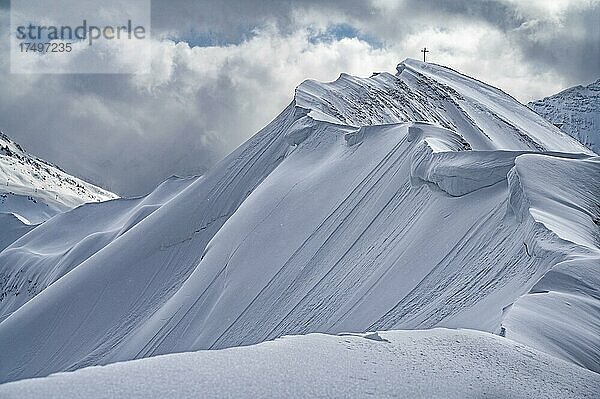 Gipfelkreuz der Höferspitze mit überwechtetem Gipfelgrat  Baad  Kleinwalsertal  Vorarlberg  Österreich  Europa