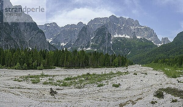 Weite Schotterfläche des Flusses im Val Saisera  Malborghetto Valbruna  Provinz Udine  Italien  Europa