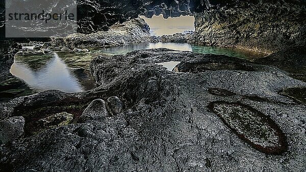Höhle bei Charco Azul  felsige Lavaküste Punta de la Dehesa  El Hierro  Kanarische Inseln  Spanien  Europa