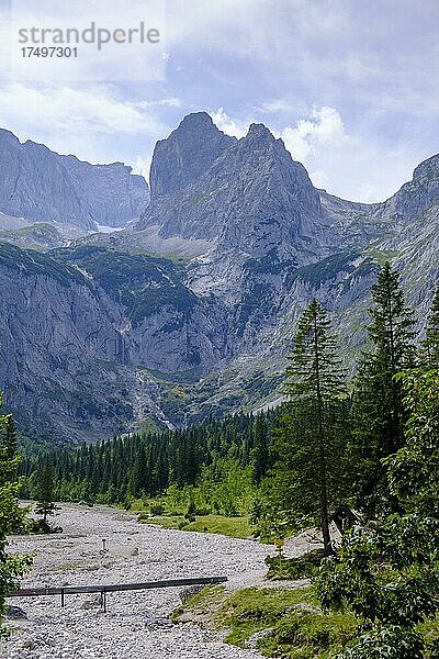 Höllentalanger mit Riffelköpfe  bei der Höllentalangerhütte  Zugspitzgebiet  bei Garmisch-Partenkirchen  Werdenfelser Land  Oberbayern  Bayern  Deutschland  Europa