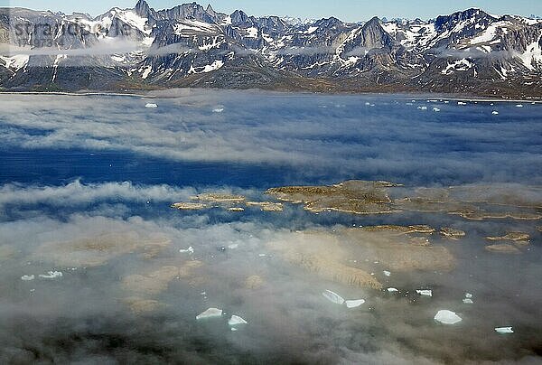 Eisberg  Eis und Inseln  in einem Fjord  Flugaufnahme  rauhe  schneebedeckte rauhe Berglandschaft  Luftaufnahme  Südgrönland  Nanortalik  Nordamerika  Grönland  Dänemark  Nordamerika