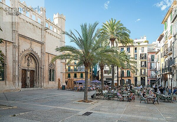 Historisches Gebäude Llotja de Palma  davor belebte Straßencafés  Plaça de la Llotja  Altstadt  Palma  Mallorca  Spanien  Europa