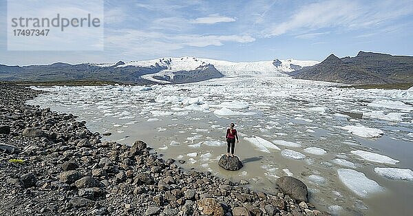 Frau vor Eislagune Fjallsárlón  Eisschollen vor Gletscher Vatnajökull  Hornafjörður  Island  Europa