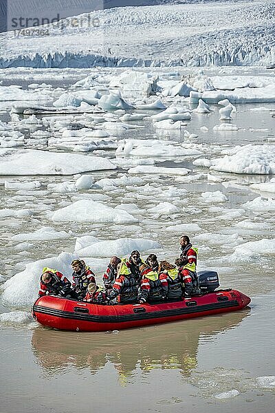 Ausflugsboot auf der Eislagune Fjallsárlón  Eisschollen vor Gletscher Vatnajökull  Hornafjörður  Island  Europa