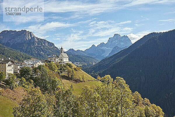 Blick auf die Kirche Chiesa di Colle Santa Lucia in Santa Lucia im Herbst  Dolomiten  Provinz Trentino  Italien  Europa