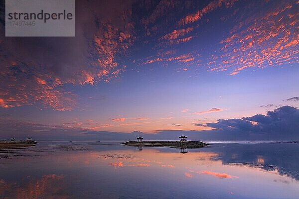 Strand mit tempel im Wasser  spiegelung und Langzeitbelichtung bei Sonnenaufgang  Sanur  Bali  Indonesien  Asien