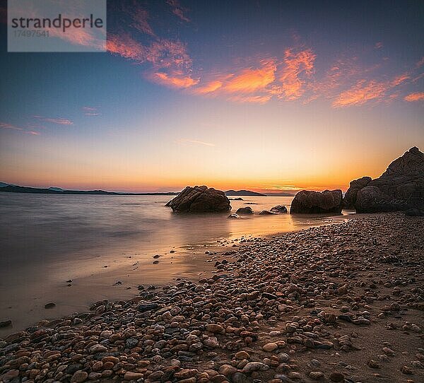 Steiniger Strand  Strand bei Sonnenuntergang  Langzeitbelichtung  Ouranoupoli  Grichenland  Mittelmeer
