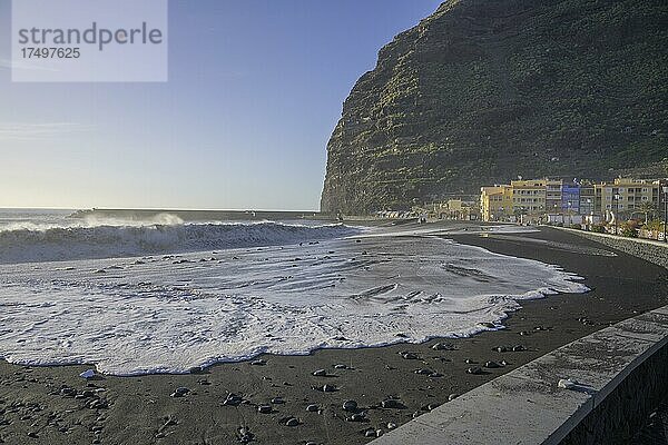 Hohe Wellen branden an den Strand  Playa de Tazacorte  La Palma  Spanien  Europa