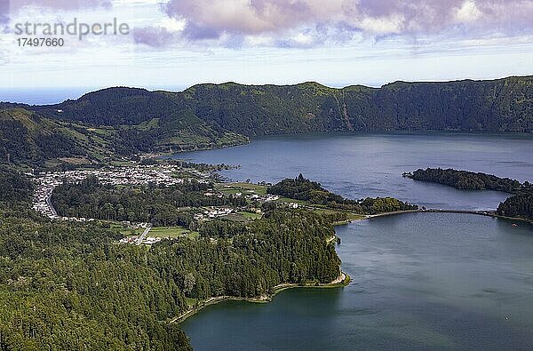 Lagoa Azul und Lagoa Verde mit der Ortschaft Sete Cidades  Insel Sao Miguel  Azoren  Portugal  Europa