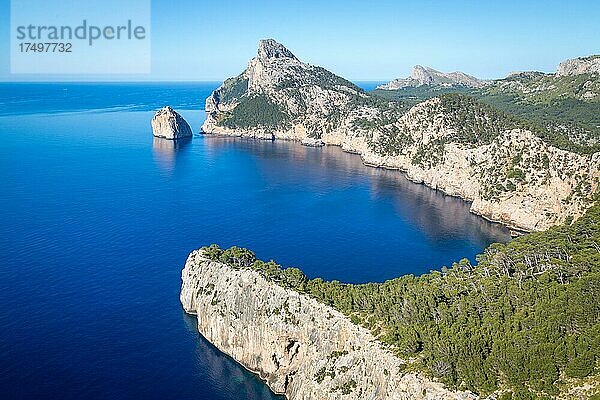 Panoramablick von Aussichtspunkt Punta Nau auf felsige Steilküste mit Felseninsel El Colomer und Mittelmeer  Halbinsel Formentor  Mallorca  Spanien  Europa
