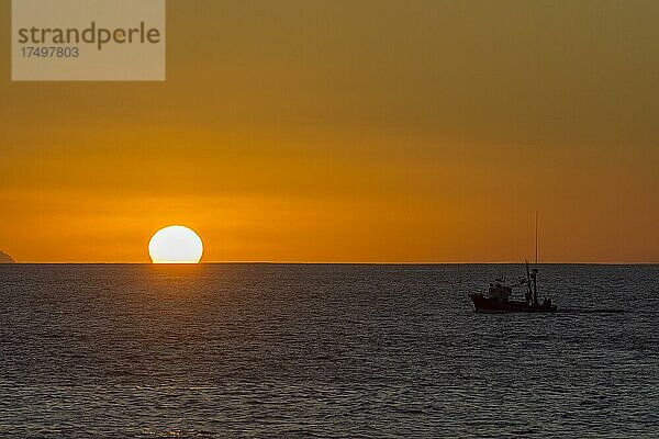 Fischerboot bei Sonnenuntergang  Valle Gran Rey  La Gomera  Spanien  Europa