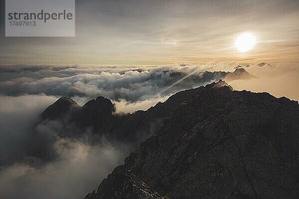 Sonnenaufgang  Berggipfel  Gipfel  Wolken  ?winica-Gipfel  Tatra-Gebirge  Polen  Europa