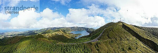 Drohnenaufnahme  Bergstraße zum Gipfel des Pico da Barrosa und Blick zum Kratersee Lagoa do Fogo  Insel Sao Miguel  Azoren  Portugal  Europa