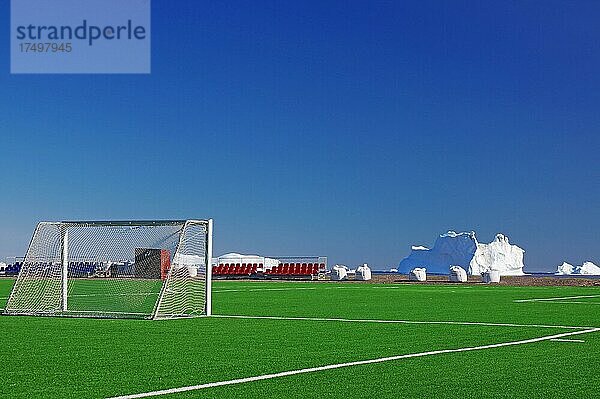 Fußballball mit Toren vor Eisbergen  Kunstrasen  Diskoinsel  Diskobucht  Qeqertarsuaq  Arktis  Grönland  Dänemark  Nordamerika