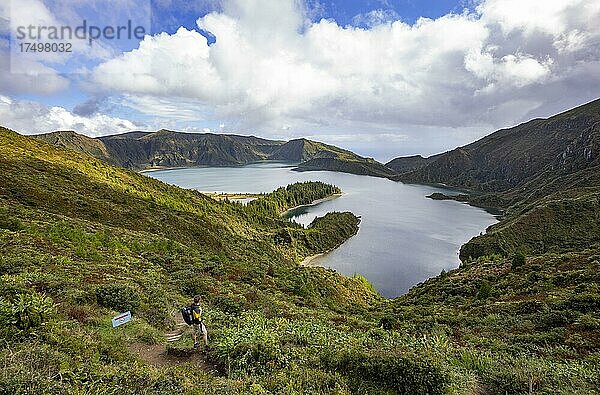 Wanderer am Kraterrand mit Blick zum Kratersees Lagoa do Fogo  Insel Sao Miguel  Azoren  Portugal  Europa