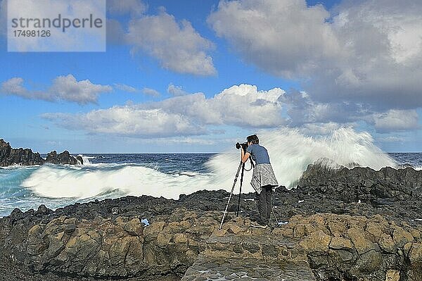 Fotografin fotografiert bei starken Wellen am Meer  El Hierro  Kanarische Inseln  Spanien  Europa