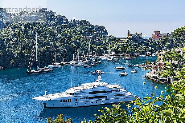 Luxus Yacht ankert im Hafen von Portofino dahinter die Kirche San Giorgio  Portofino  Ligurien  Italien  Europa