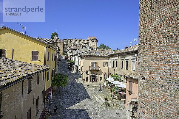 Blick von der Stadtmauer zur Burg  Gradara  Provinz Pesaro und Urbino  Italien  Europa