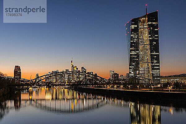 Blaue Stunde über der Skyline  Frankfurt  Deutschland  Europa