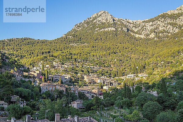 Blick auf Dorf Deià  hinten Tramuntana-Gebirge  Mallorca  Spanien  Europa