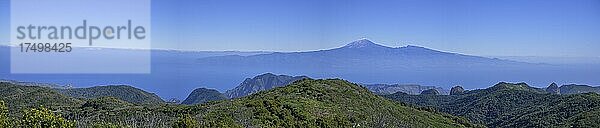 Blick vom Gipfel des Garajonay mit Teide im Hintergrund  Alajeró  La Gomera  Spanien  Europa