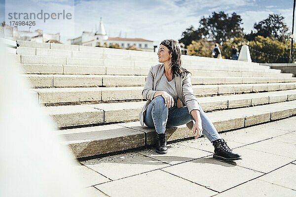 Junge Frau sitzt auf der Treppe in Faro  Algarve  Portugal  Europa