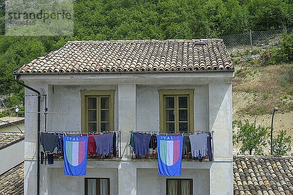 Haus mit italienischen Flaggen auf Wäscheleine  Pacentro  Provinz L?Aquila  Italien  Europa