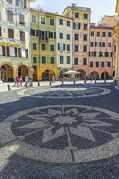 Mosaik aus Kieselsteinen in der Fußgängerzone von Santa Margherita  dahinter pastellfarbene Häuserfassaden  Santa Margherita  Ligurien  Italien  Europa