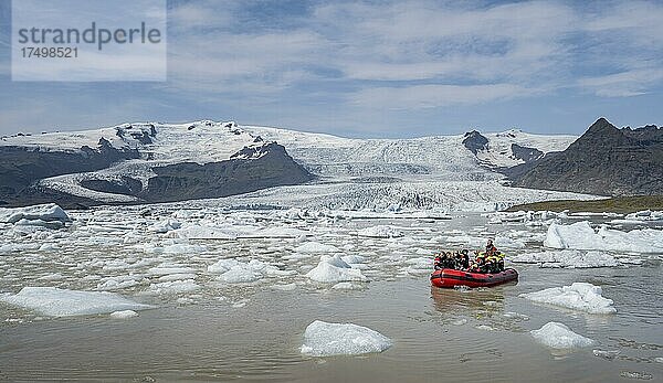 Ausflugsboot an der Eislagune Fjallsárlón  Eisschollen vor Gletscher Vatnajökull  Hornafjörður  Island  Europa