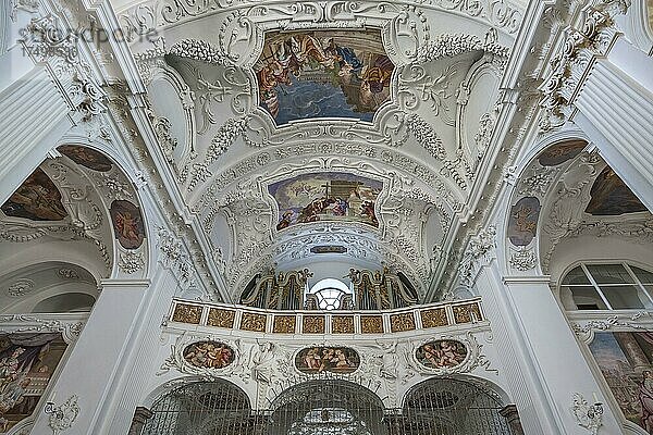 Innenansicht mit Orgelempore und Deckenfresken  Basilika St. Quirin  Kloster  Schloss Tegernsee  Oberbayern  Bayern  Deutschland  Europa