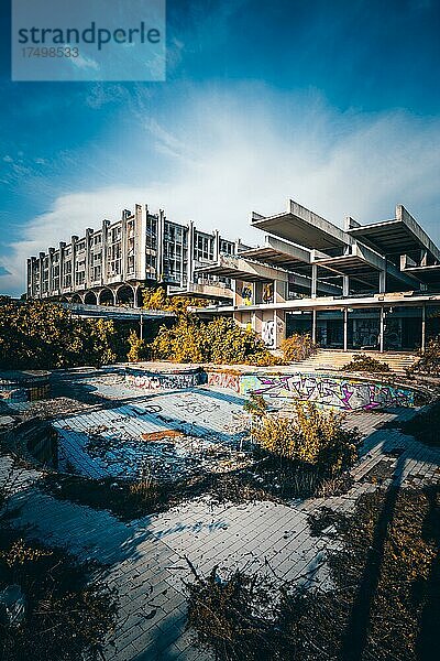 Lost Place  ein verfallenes altes Hotel  Pool  Grafitti  krk  Kroatien  Europa