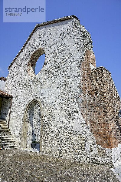 Ruinen der beim Erdbeben von 1976 eingestürzten Kirche  Venzone  Provinz Udine  Italien  Europa