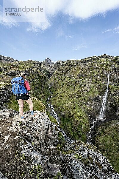 Wanderin vor Berglandschaft mit Schlucht  Wasserfall Hangandifoss im Múlagljúfur Canyon  Sudurland  Island  Europa
