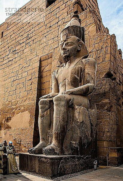 Eingangspylon flankiert von zwei kolossalen Ramses-Statuen  Luxor-Tempel  Theben  Ägypten  Luxor  Theben  Ägypten  Afrika