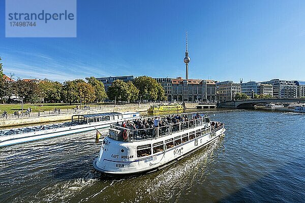 Ausflugsschiff auf der Spree in der Nähe der Museumsinsel  Berlin  Deutschland  Europa