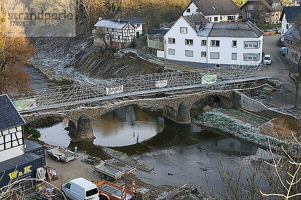 Mit einem Schild an einer Behelfsbrücke danken Anwohner in Schuld den Helfern  Flutkatastrophe  Schuld  Rheinland-Pfalz  Deutschland  Europa